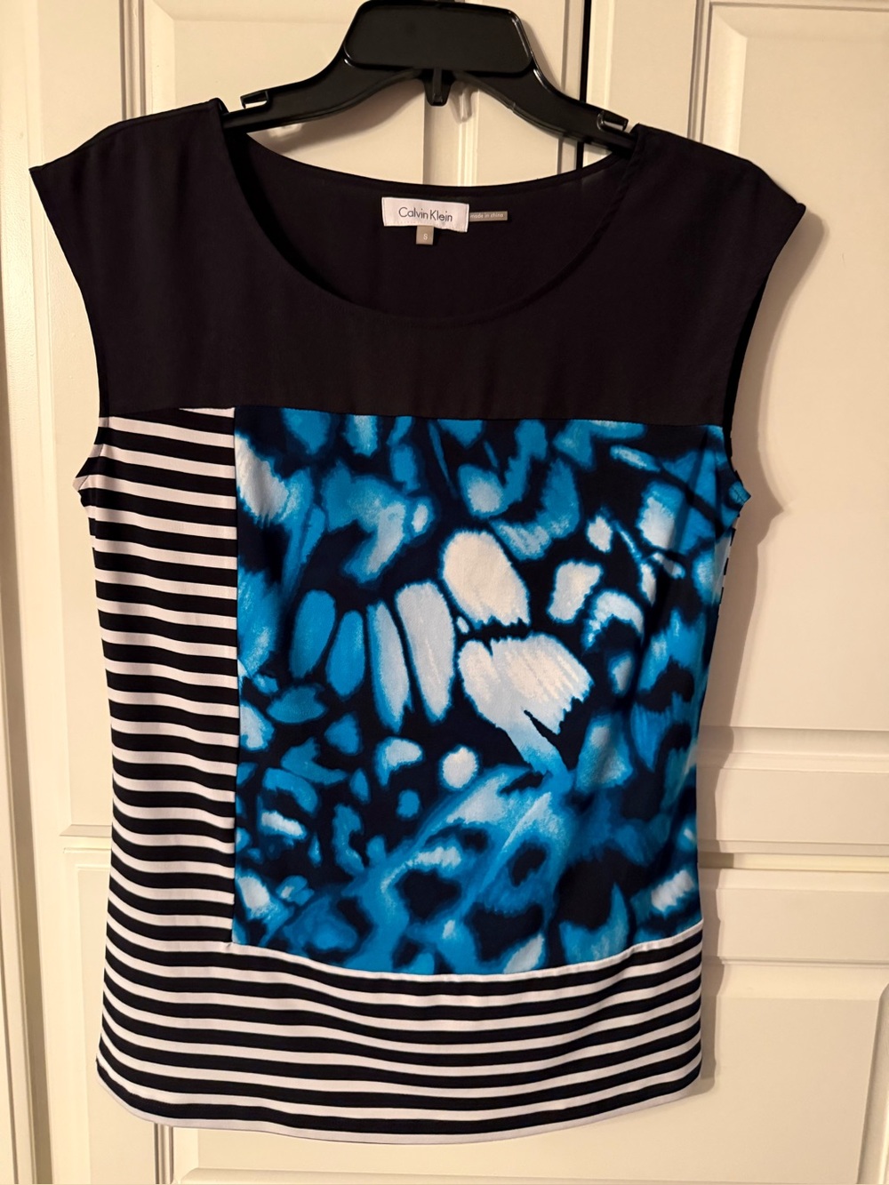 Calvin Klein Black, White & Blue Mixed-Pattern Sleeveless Top size small
